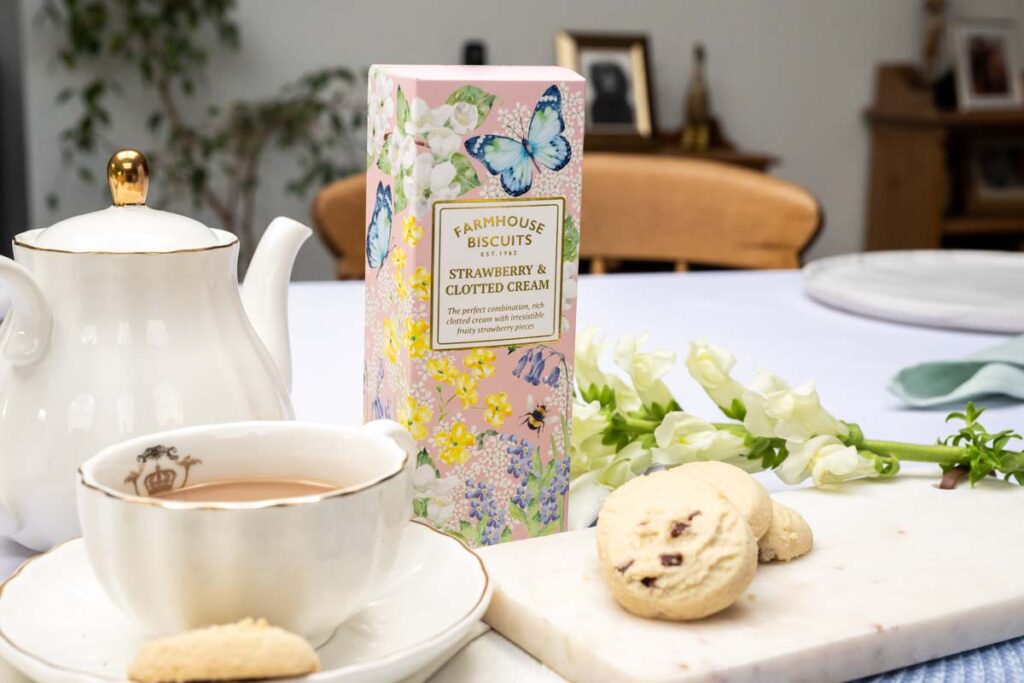FARMHOUSE BISCUITS STRAWBERRY & CLOTTED CREAM 150G